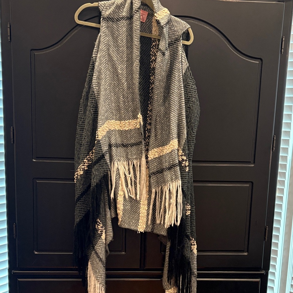 Theodora & Callum Black and Cream Fringe Shawl